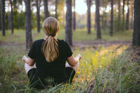 mujer-meditando-en-el-bosque
